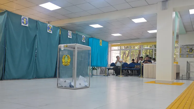 наблюдатели во время голосования за депутатов в Курултай, фото - Новости Zakon.kz от 24.08.2026 16:58