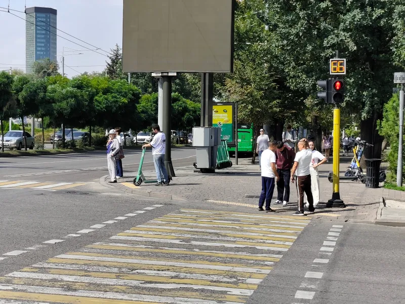 Запрет не останавливает: самокатчики продолжают ездить по тротуарам, фото - Новости Zakon.kz от 25.08.2026 16:59