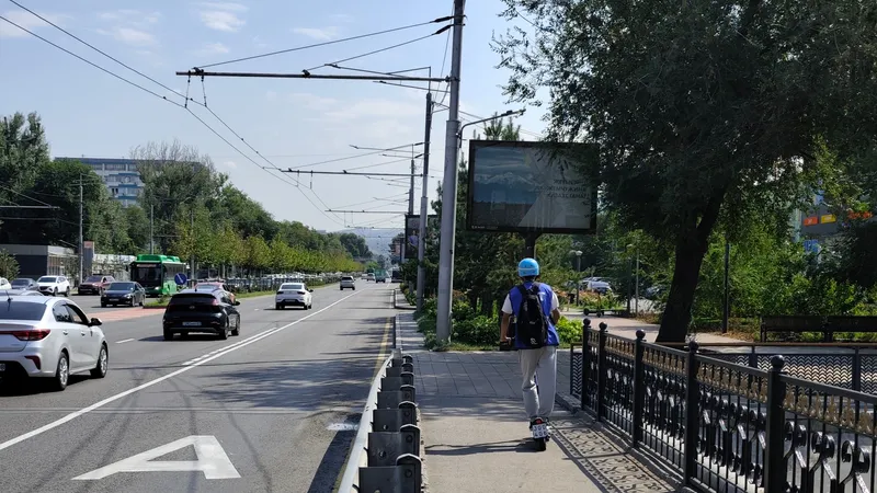 Запрет не останавливает: самокатчики продолжают ездить по тротуарам, фото - Новости Zakon.kz от 25.08.2026 16:59