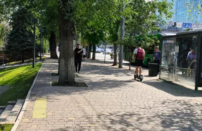Запрет не останавливает: самокатчики продолжают ездить по тротуарам