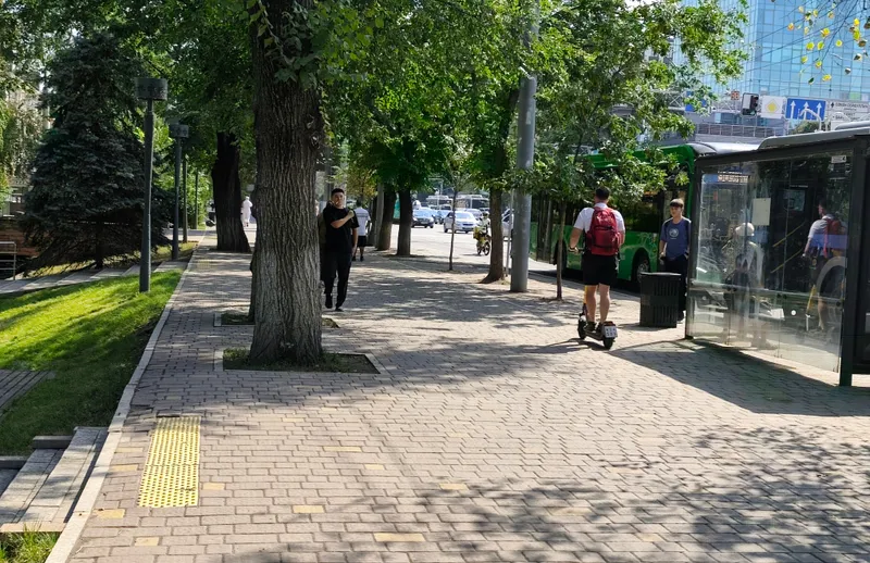Запрет не останавливает: самокатчики продолжают ездить по тротуарам