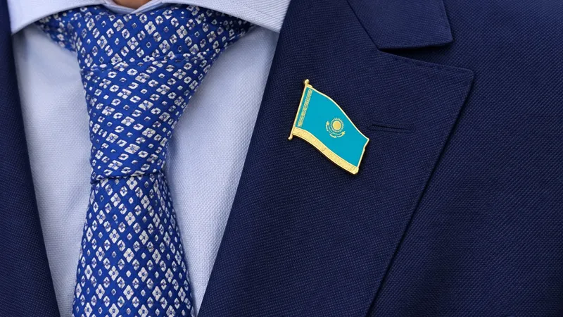Флаг РК, госслужащий 