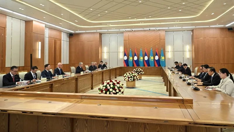 зал заседаний, переговоры президентов РК и Лаоса