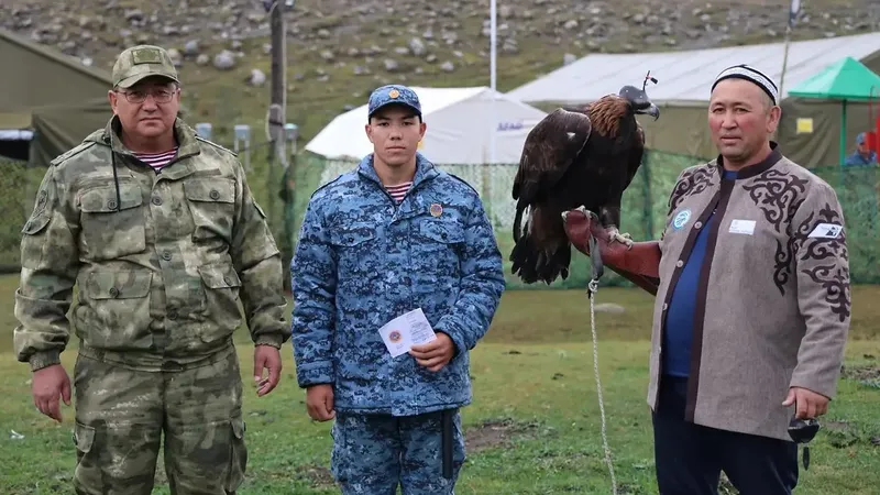 Солдат из Кыргызстана, беркутчи с птицей, военный, фото - Новости Zakon.kz от 06.09.2026 02:21