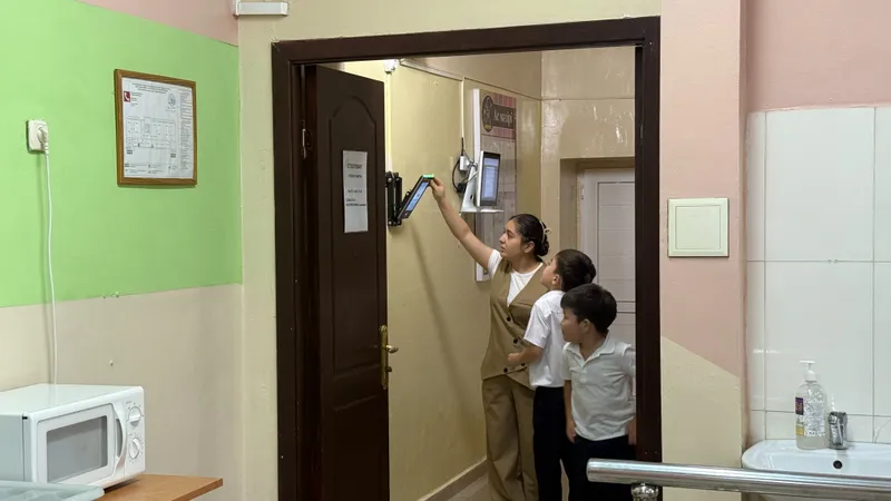 Дети проходят Face ID в столовой, фото - Новости Zakon.kz от 14.09.2026 13:06