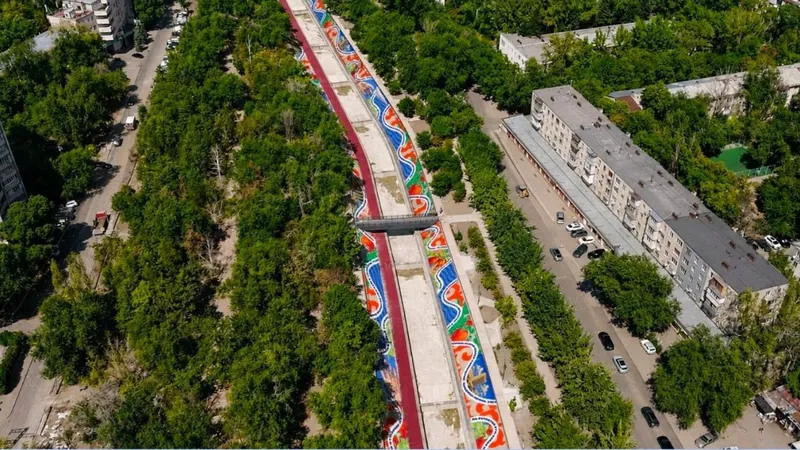 мурал на набережной Хамита Ергали между микрорайонов Коктем-1 и Коктем-2, фото - Новости Zakon.kz от 16.09.2026 15:31