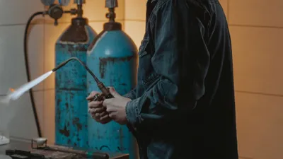 Мужчина, газовый баллон 