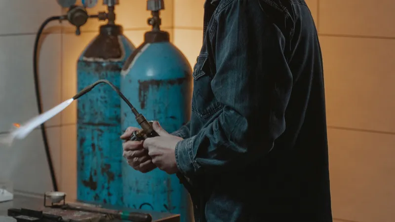 Мужчина, газовый баллон 