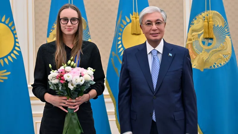 теннисистка Елена Рыбакина, президент РК Касым-Жомарт Токаев, награждение, фото - Новости Zakon.kz от 28.09.2026 12:57