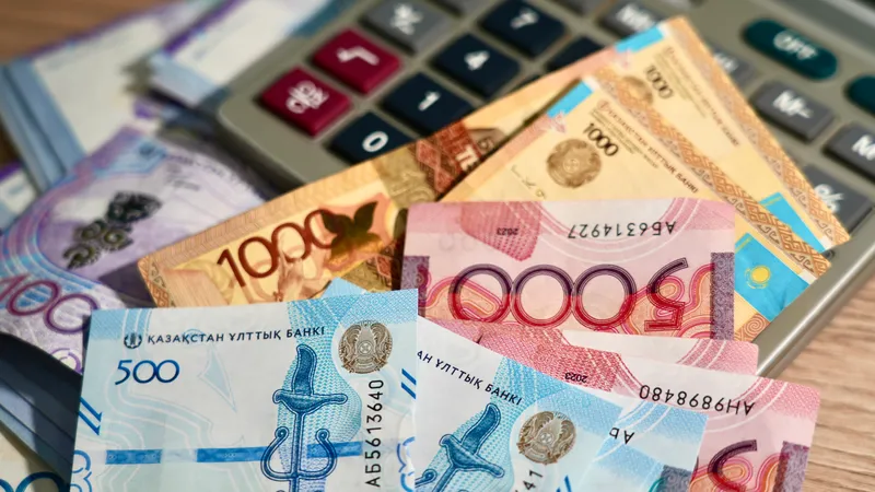 Тенге, деньги, обмен валют, налоги, пошлины, калькулятор, коммунальные услуги, квитанция, квитанции, налогообложение, налог, платеж, платежи, оплата, коммунальные услуги, коммунальные платежи, коммуналка, квартплата, коммунальный платеж, повышение тарифов, долг, долги, задолженность, фото - Новости Zakon.kz от 09.10.2026 17:38