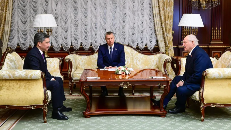 премьер-министр РК Олжас Бектенов, президент Беларуси Александр Лукашенко, фото - Новости Zakon.kz от 01.10.2026 15:56