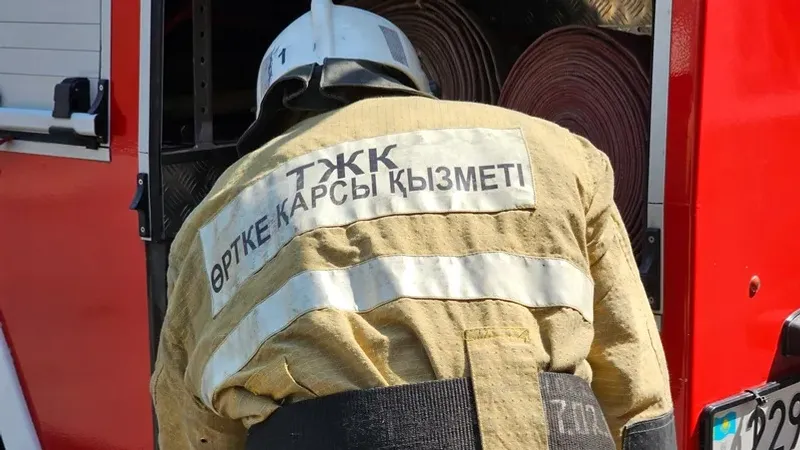 Опасный пожар на дороге: в Актобе спасатели предотвратили взрыв, фото - Новости Zakon.kz от 03.10.2026 19:10