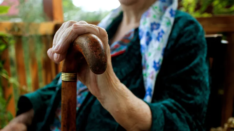 Пожилая женщина, трость