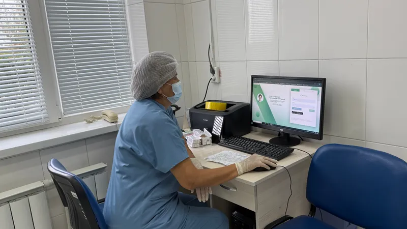 медсестры регистрируют людей на вакцинацию, фото - Новости Zakon.kz от 05.10.2026 16:42