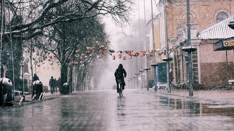 велосипедист, дорога, снег, лужи