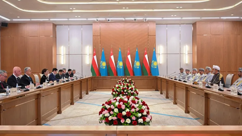 президент РК Касым-Жомарт Токаев, султан Омана Хайсам бен Тарик Аль Саид, фото - Новости Zakon.kz от 06.10.2026 14:06