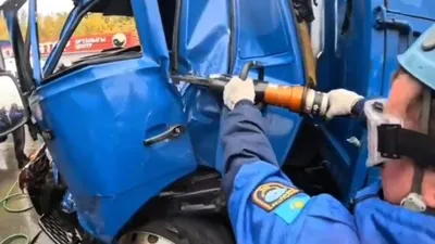 Мужчина оказался зажат в кабине КАМАЗа в результате аварии в Павлодаре