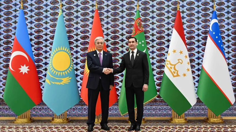 президент РК Касым-Жомарт Токаев, президент Туркменистана Сердар Бердымухамедов, фото - Новости Zakon.kz от 08.10.2026 11:47