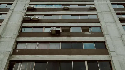 Многоэтажный дом, кондиционер, балкон