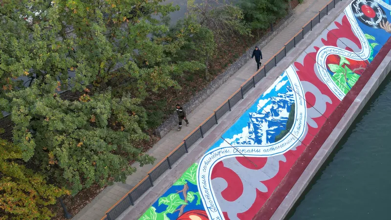 мурал на набережной Хамита Ергали между микрорайонов Коктем-1 и Коктем-2, фото - Новости Zakon.kz от 12.10.2026 15:13