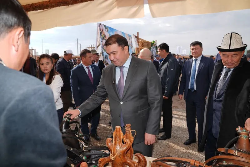 В ТУРКЕСТАНСКОЙ ОБЛАСТИ ЧЕСТВОВАЛИ ХЛОПКОВОДОВ, фото - Новости Zakon.kz от 12.10.2026 18:42