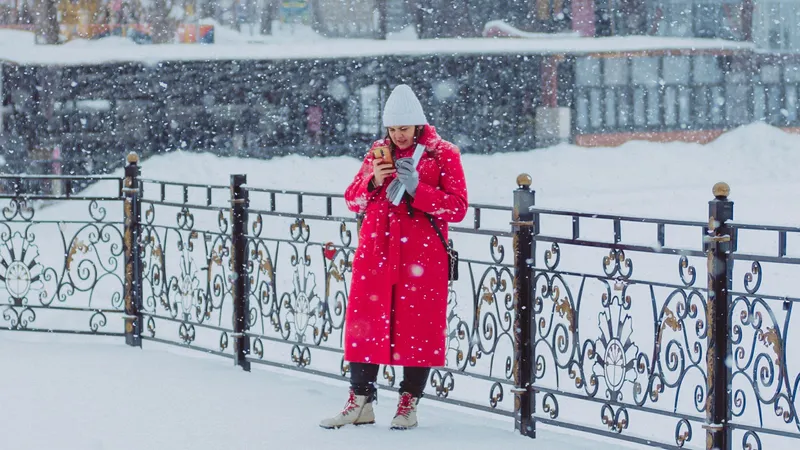 женщина в красном пальто, улица, снегопад