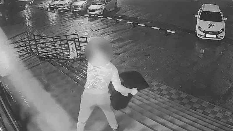 нарушитель, таран аптеки