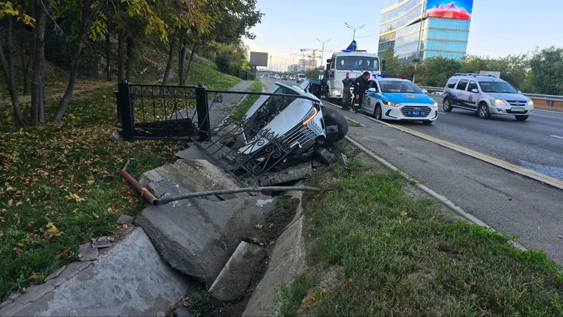 Авария в Алматы, фото - Новости Zakon.kz от 15.10.2026 08:48