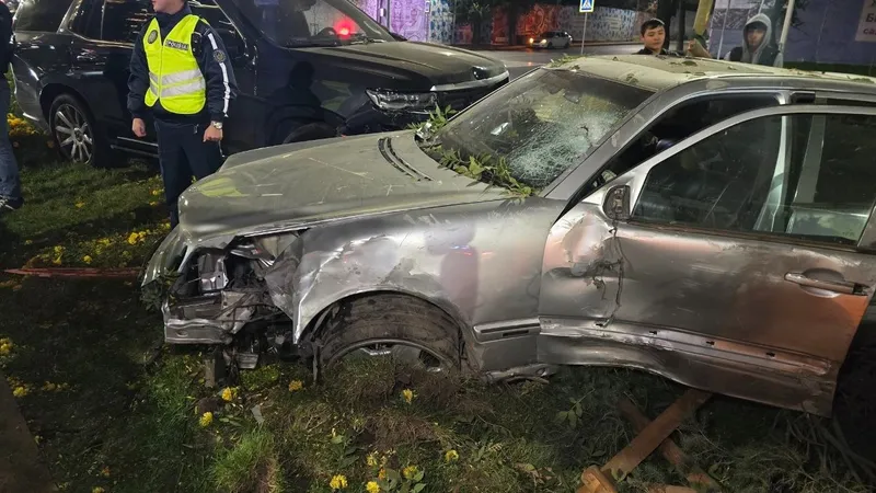 Жесткое столкновение на аль-Фараби в Алматы: два автомобиля снесли деревья, фото - Новости Zakon.kz от 18.10.2026 00:57