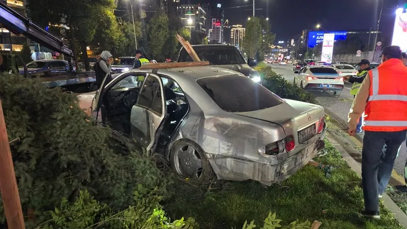 Жесткое столкновение на аль-Фараби в Алматы: два автомобиля снесли деревья, фото - Новости Zakon.kz от 18.10.2026 00:57