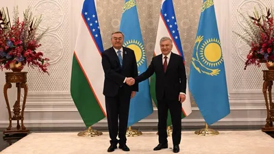 министр иностранных дел РК Мухтар Тлеуберди, президент Узбекистана Шавкат Мирзиёев