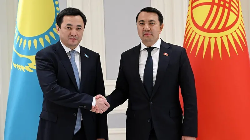 спикер Курултая РК Айбек Дадебай, председатель Жогорку Кенеша КР Марлен Маматалиев