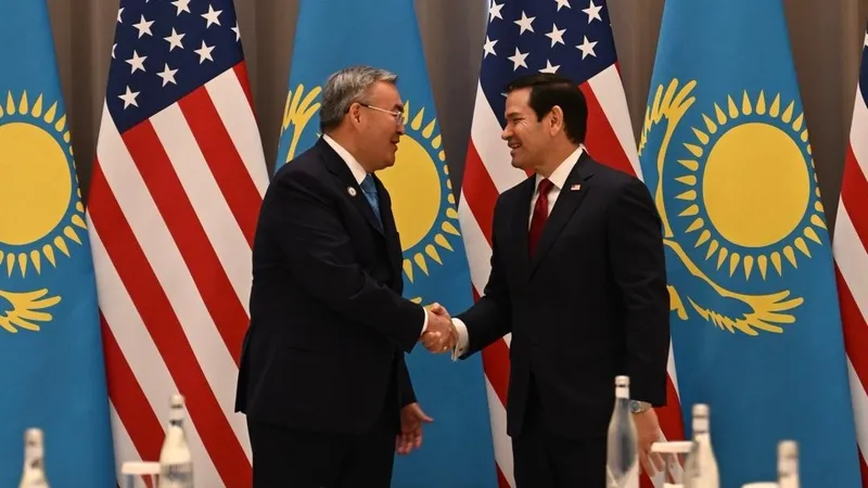 министр иностранных дел РК Мухтар Тлеуберди, госсекретарь США Марко Рубио, фото - Новости Zakon.kz от 19.10.2026 13:01