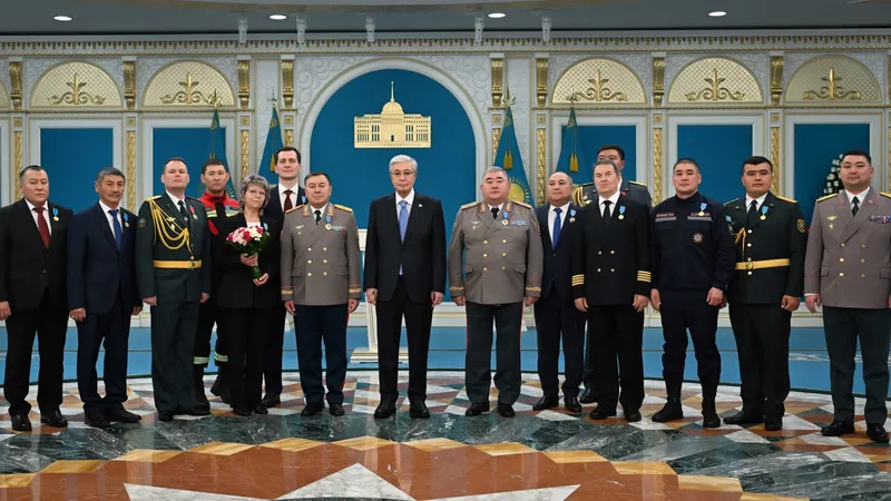 президент РК Касым-Жомарт Токаев, спасатели, награждение, фото - Новости Zakon.kz от 19.10.2026 14:09