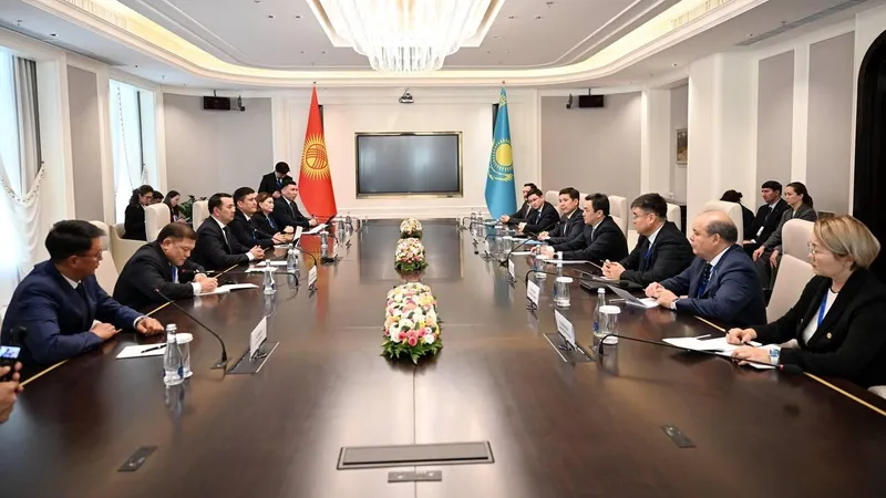председатель Жогорку Кенеша КР Марлен Маматалиев, спикер Курултая РК Айбек Дадебай, фото - Новости Zakon.kz от 19.10.2026 18:50