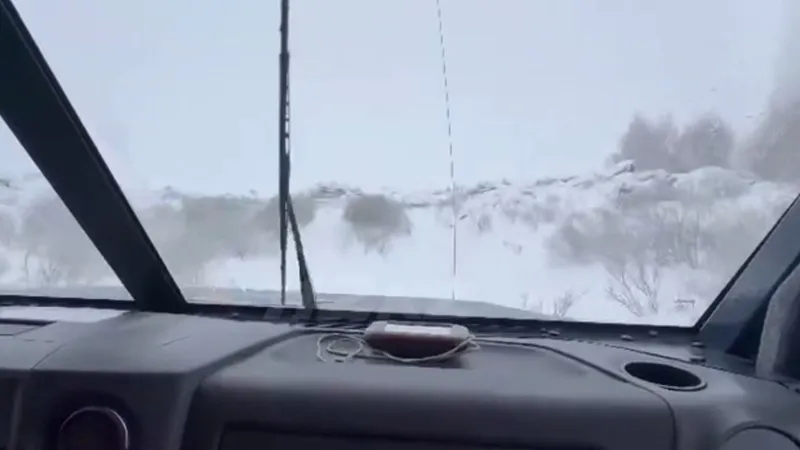 Два автомобиля застряли в снежном заносе в ВКО: спасены семь человек