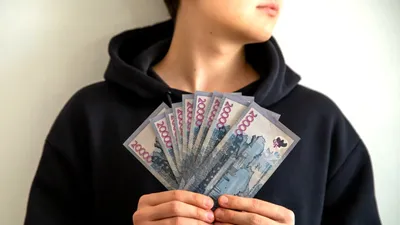 ребенок держит деньги
