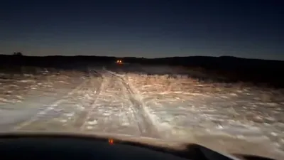 Двое взрослых и ребенок застряли в снежной грязи на дороге между селами в ВКО