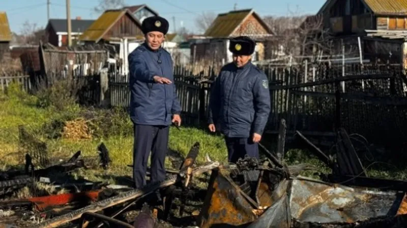 Дом полыхал, шифер взрывался: полицейские спасли мужчину в Петропавловске