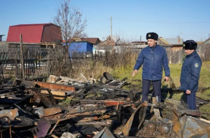 Дом полыхал, шифер взрывался: полицейские спасли мужчину в Петропавловске, фото - Новости Zakon.kz от 26.10.2026 18:17