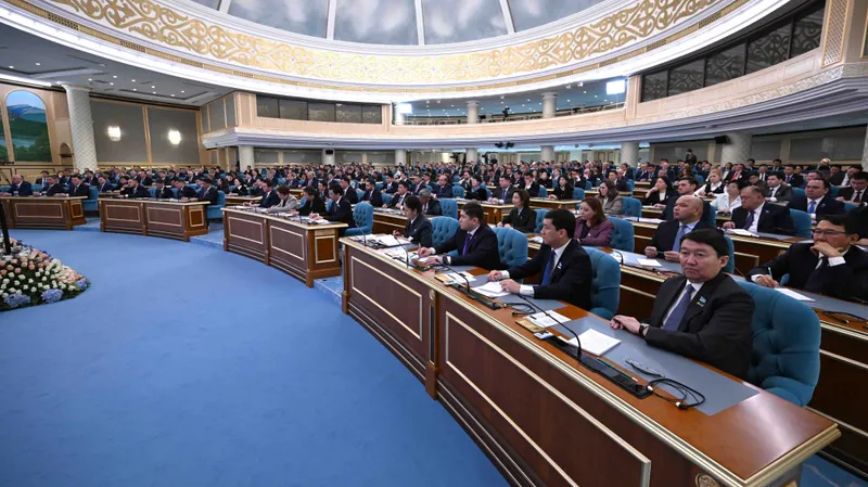 Послание президента РК Касым-Жомарта Токаева народу Казахстана, депутаты Курултая, члены правительства, фото - Новости Zakon.kz от 28.10.2026 17:17