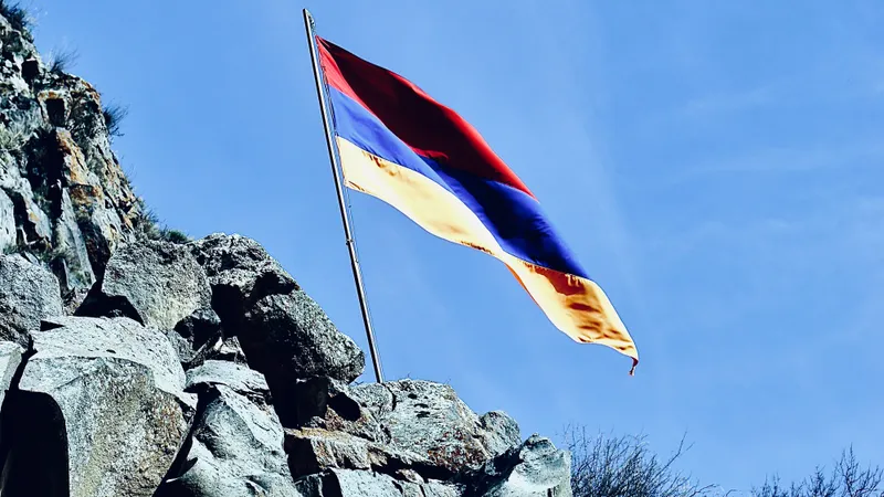 флаг, скалы, Армения, фото - Новости Zakon.kz от 29.10.2026 13:30