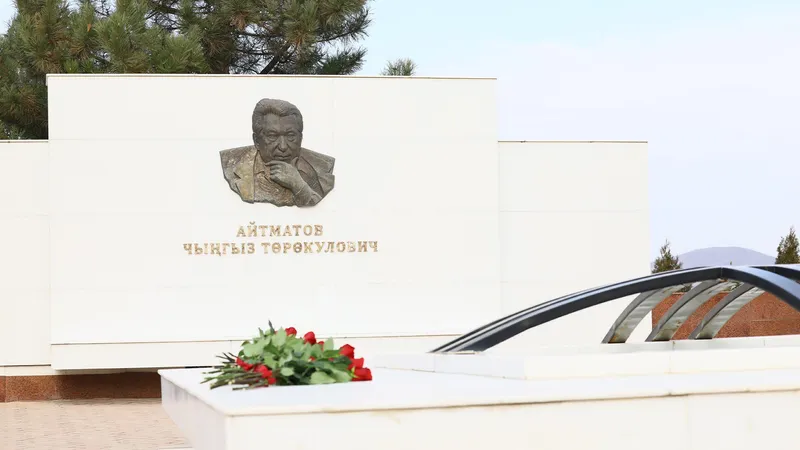 Бишкек, памятник Чингиза Айтматова, фото - Новости Zakon.kz от 30.10.2026 15:39