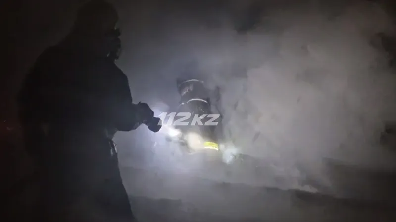 Два автобуса и пять автомобилей оказались под угрозой огня: подробности пожара в ВКО, фото - Новости Zakon.kz от 31.10.2026 22:54